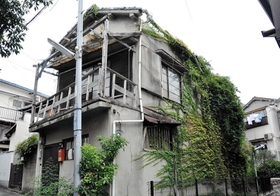 長らく放置されたままの空き家。側には落ちた屋根瓦が集められていた=中央区内 長らく放置されたままの空き家。側には落ちた屋根瓦が集められていた=中央区内