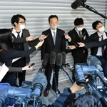 自民党兵庫県連の選挙対策委員会後、取材に応じる県議(中央)=4月、神戸市中央区