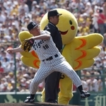 阪神タイガースの公式戦で始球式に臨んだ井戸敏三知事=2005年5月、阪神甲子園球場