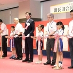 テープカットで新長田合同庁舎の完成を祝う兵庫県、神戸市の関係者=2019年7月、神戸市長田区二葉町5