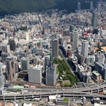 大型開発事業が相次いで計画されている神戸市の都心部=2020年8月