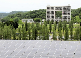 太陽光パネルの向こうに、建築家の磯崎新らが設計した播磨科学公園都市の街並みが広がる=兵庫県上郡町光都 太陽光パネルの向こうに、建築家の磯崎新らが設計した播磨科学公園都市の街並みが広がる=兵庫県上郡町光都