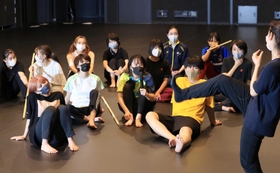 身体感覚を磨く授業で感想を語り合う学生たち=豊岡市山王町、兵庫県立芸術文化観光専門職大学(撮影・小林良多) 身体感覚を磨く授業で感想を語り合う学生たち=豊岡市山王町、兵庫県立芸術文化観光専門職大学(撮影・小林良多)