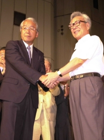 初陣を勝利で飾り、貝原俊民知事(右)と握手する井戸敏三氏=2001年7月29日、神戸市中央区中山手通 初陣を勝利で飾り、貝原俊民知事(右)と握手する井戸敏三氏=2001年7月29日、神戸市中央区中山手通