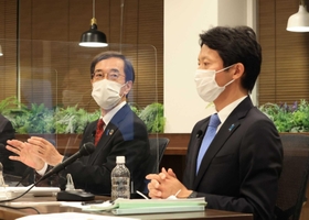 公開討論会で質問を投げ掛ける金沢和夫氏(左)と斎藤元彦氏。2人はこの日、初めて言葉を交わした=神戸市内 公開討論会で質問を投げ掛ける金沢和夫氏(左)と斎藤元彦氏。2人はこの日、初めて言葉を交わした=神戸市内