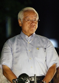 兵庫県知事選で当確判明後、厳しい表情を見せる井戸敏三氏=2009年7月5日、神戸市中央区 兵庫県知事選で当確判明後、厳しい表情を見せる井戸敏三氏=2009年7月5日、神戸市中央区