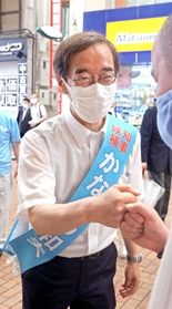 支持者とグータッチをする金沢和夫氏=神戸市内(撮影・長嶺麻子) 支持者とグータッチをする金沢和夫氏=神戸市内(撮影・長嶺麻子)