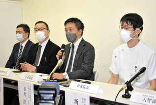 記者会見で調査方針について説明する新保雅也院長(右端)や医療法人徳洲会の幹部ら=14日夜、神戸市垂水区上高丸1