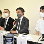 記者会見で調査方針について説明する新保雅也院長(右端)や医療法人徳洲会の幹部ら=14日夜、神戸市垂水区上高丸1