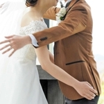 「自分たちらしい式にしたい」。キスの代わりにハグをする新郎新婦=神戸市内