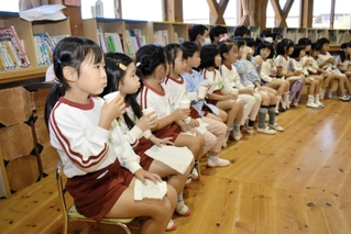 フッ素入りの洗口液でうがいをする園児=兵庫県播磨町西野添2