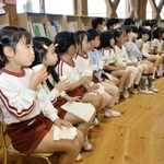 フッ素入りの洗口液でうがいをする園児=兵庫県播磨町西野添2