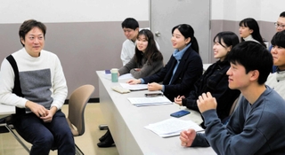 五感と阪神・淡路大震災をテーマに、フィールドワークに取り組んだ学生と、金菱清教授(左)=西宮市上ケ原一番町、関西学院大西宮上ケ原キャンパス