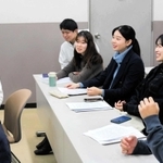 五感と阪神・淡路大震災をテーマに、フィールドワークに取り組んだ学生と、金菱清教授(左)=西宮市上ケ原一番町、関西学院大西宮上ケ原キャンパス