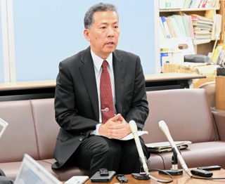元西播磨県民局長の男性が作成した文書を巡り、第三者機関による調査をするよう兵庫県に申し入れた丸尾牧県議=24火午後、兵庫県庁