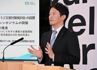 元西播磨県民局長が作成した批判文書を巡る問題について、定例会見で記者の質問に答える斉藤元彦知事=兵庫県庁
