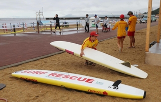 海開きを迎えた須磨海水浴場。ライフセーバーたちが海辺で準備を整えた=11日午前、神戸市須磨区(撮影・笠原次郎)