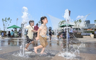 梅雨明けした空の下、噴水広場では子どもたちの歓声が響き渡った=21日午後、神戸市中央区波止場町、メリケンパーク(撮影・長嶺麻子)