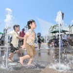 梅雨明けした空の下、噴水広場では子どもたちの歓声が響き渡った=21日午後、神戸市中央区波止場町、メリケンパーク(撮影・長嶺麻子)