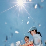 梅雨明けした空の下、噴水広場では子どもたちの歓声が響き渡った=21日午後、神戸市中央区波止場町、メリケンパーク(撮影・長嶺麻子)