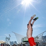 梅雨明けした空の下、噴水広場では子どもたちの歓声が響き渡った=21日午後、神戸市中央区波止場町、メリケンパーク(撮影・長嶺麻子)