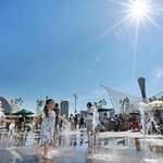 梅雨明けした空の下、噴水広場では子どもたちの歓声が響き渡った=21日午後、神戸市中央区波止場町、メリケンパーク(撮影・長嶺麻子)