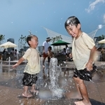 梅雨明けした空の下、噴水広場では子どもたちの歓声が響き渡った=21日午後、神戸市中央区波止場町、メリケンパーク(撮影・長嶺麻子)