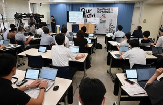 定例会見で報道陣からの質問に答える兵庫県の斎藤元彦知事(奥中央)=神戸市中央区下山手通4(撮影・風斗雅博)