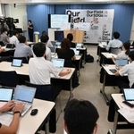 定例会見で報道陣からの質問に答える兵庫県の斎藤元彦知事(奥中央)=神戸市中央区下山手通4(撮影・風斗雅博)