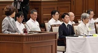 維新会派の議員から、知事選で共に戦った思い出について語りかけられる斎藤元彦知事=19日午後、神戸市中央区、県公館(撮影・長嶺麻子)