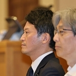 不信任案の提案説明を聞く斎藤元彦知事=19日午後、神戸市中央区、県公館(撮影・長嶺麻子)