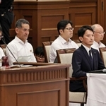 維新会派の議員から、知事選で共に戦った思い出について語りかけられる斎藤元彦知事=19日午後、神戸市中央区、県公館(撮影・長嶺麻子)