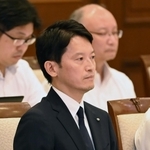 斎藤元彦知事に対する不信任決議案が可決された本会議。知事はほとんど表情を変えることなく結果を聞いていた=19日午後、神戸市中央区、県公館(撮影・大田将之)