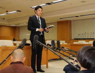 兵庫県議会調査特別委員会(百条委員会)の理事会後に取材に応じる奥谷謙一委員長=3日午後、県庁(撮影・岩崎昂志)