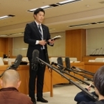 兵庫県議会調査特別委員会(百条委員会)の理事会後に取材に応じる奥谷謙一委員長=3日午後、県庁(撮影・岩崎昂志)