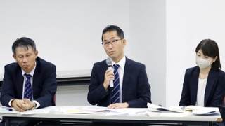 病院の現状などを説明する土居正典院長(中央)ら=神戸市中央区八幡通4、三宮研修センター