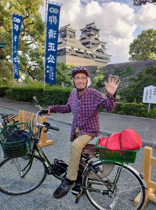 熊本城で写真に収まる前谷上満夫さん=熊本市(上原春男さん提供)