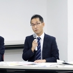 病院の現状などを説明する土居正典院長(中央)ら=神戸市中央区八幡通4、三宮研修センター