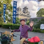 熊本城で写真に収まる前谷上満夫さん=熊本市(上原春男さん提供)