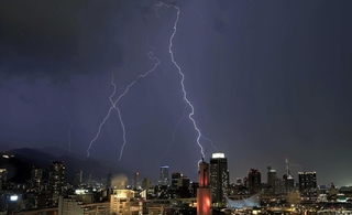 雷鳴を響かせて光る稲妻。落雷は夏が多いが、春も注意が必要=2023年8月、神戸市中央区東川崎町1から