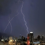 雷鳴を響かせて光る稲妻。落雷は夏が多いが、春も注意が必要=2023年8月、神戸市中央区東川崎町1から