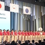 臼井真さんの指揮で「しあわせ運べるように」を合唱する早稲田大阪高校ウィンドバンド=8日午前、大阪市此花区の夢洲
