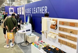 台湾文博会に出展した神戸レザーのブース=台北南港展覧館(神戸レザー協同組合提供)