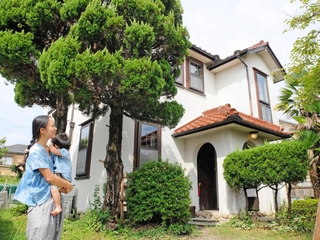 来年で築100年を迎える前田家住宅。現在、家族3人で暮らす前田奈穂さんは「末永くいい状態で維持していきたい」と話す=三田市屋敷町