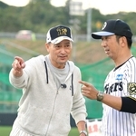 藤川球児監督と談笑する渡辺謙さん(左)=2月、沖縄・宜野座