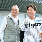 村上頌樹選手(右)と談笑する渡辺謙さん=2月、沖縄・宜野座