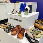 神戸レザーと大和工房のコラボ雪駄=台北南港展覧館(神戸レザー協同組合提供)