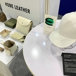 台湾デザイナーとのコラボで誕生した神戸レザーのキャップ=台北南港展覧館(神戸レザー協同組合提供)