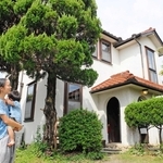 来年で築100年を迎える前田家住宅。現在、家族3人で暮らす前田奈穂さんは「末永くいい状態で維持していきたい」と話す=三田市屋敷町