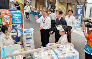 支援を呼びかける久元喜造氏(右から2人目)と自公の神戸市議=16日午後、神戸市兵庫区の東山商店街